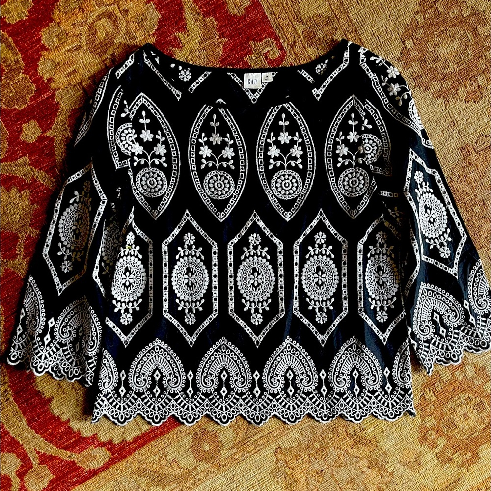 GAP black and white eyelet embroidered blouse